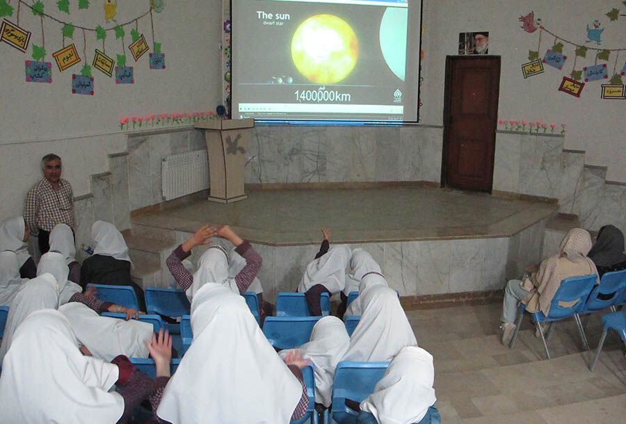 1293239 سه مرکز فرهنگی هنری کانون در استان اردبیل هفته نجوم را گرامی داشتند