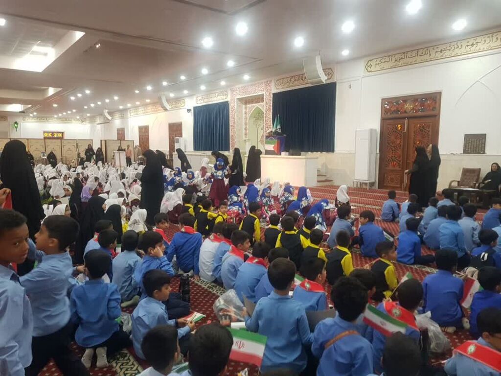 1293300 اجتماع نونهالان هرمزگان در حمایت از کبوتر های سرخ غزه