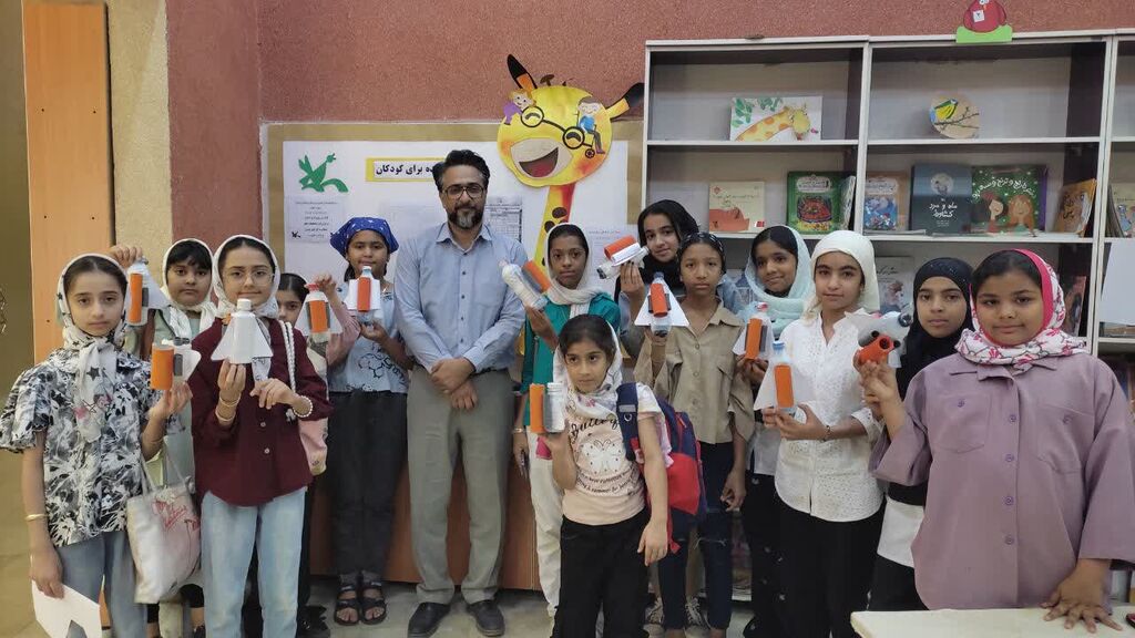 1293338 ساخت شاتل فضایی با دورریختنیها در مرکز فرهنگی هنری شماره ۱ بندرعباس