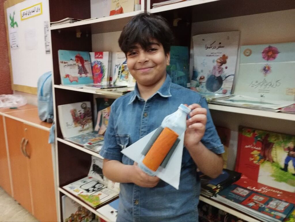 1293340 ساخت شاتل فضایی با دورریختنیها در مرکز فرهنگی هنری شماره ۱ بندرعباس