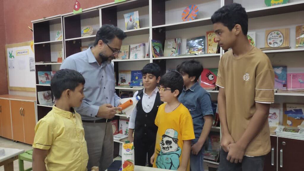 1293341 ساخت شاتل فضایی با دورریختنیها در مرکز فرهنگی هنری شماره ۱ بندرعباس