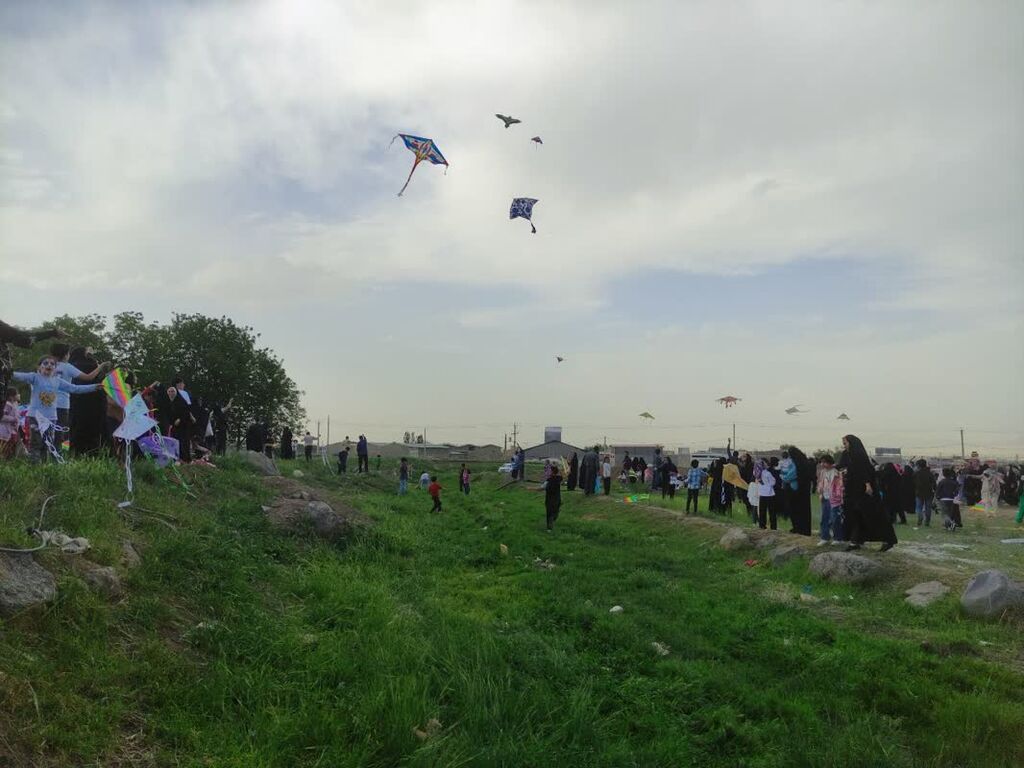 1293613 جشن بادبادکها به همت مرکز فرهنگی-هنری مریانج برگزار شد