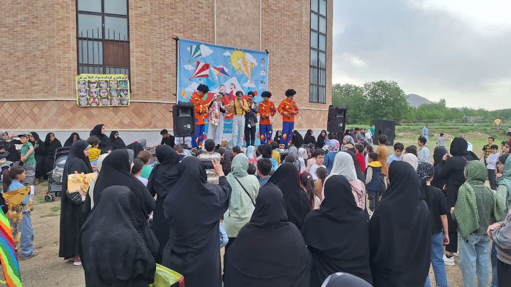 1293615 جشن بادبادکها به همت مرکز فرهنگی-هنری مریانج برگزار شد