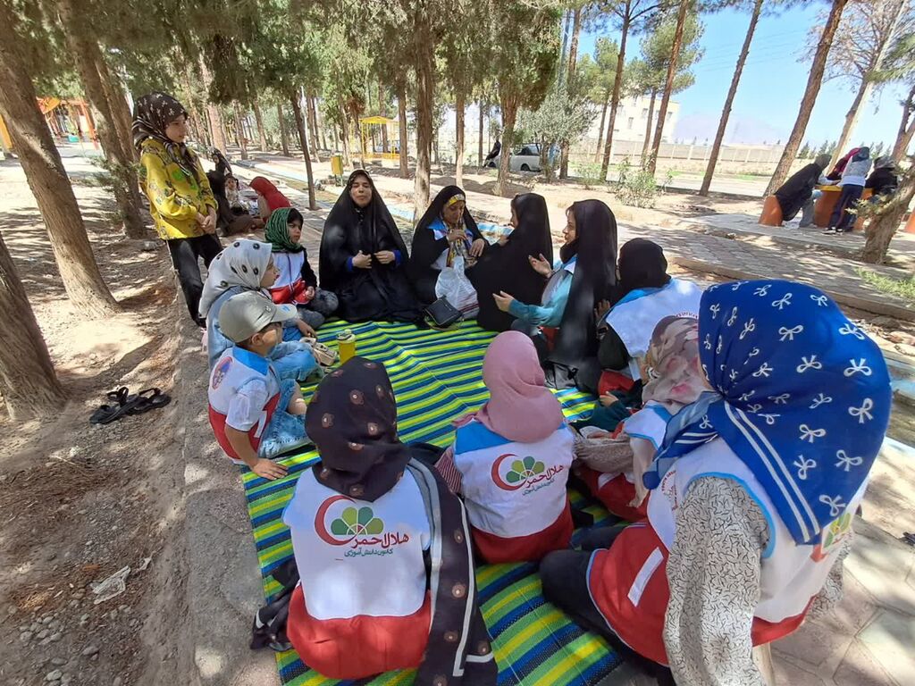 1293686 پیادهروی «برای تو دخترم» در بیارجمند با حضور پرشور اعضای کانون و خانوادهها