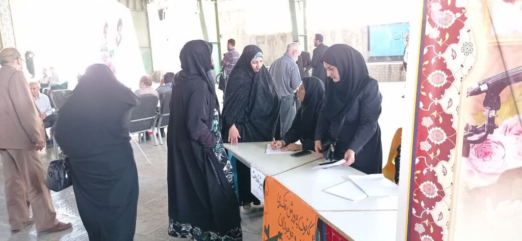 1293969 میز خدمت کانون کرمانشاه در محل نماز جمعه