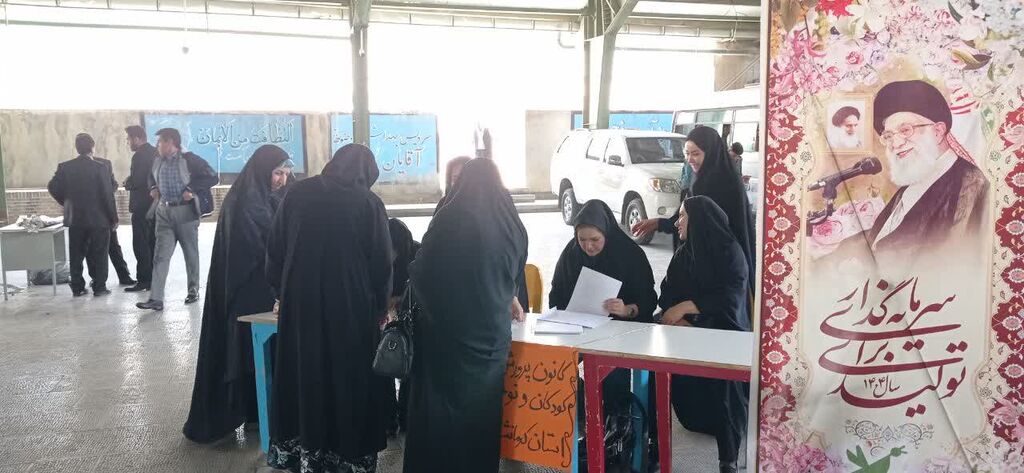 1293970 میز خدمت کانون کرمانشاه در محل نماز جمعه