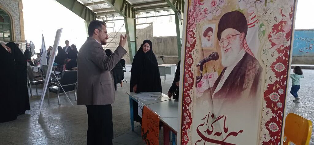 1293971 میز خدمت کانون کرمانشاه در محل نماز جمعه