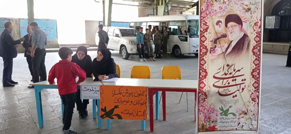 1293972 میز خدمت کانون کرمانشاه در محل نماز جمعه