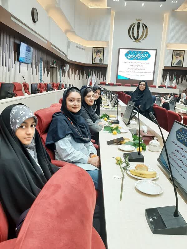 1294091 حضور اعضا به نمایندگی از دختران کانون در نشست با استاندار