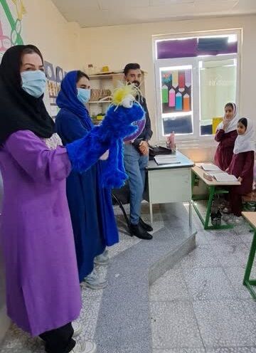 1294253 بازدید مدیرکل کانون هرمزگان از روستای خونسرخ و شهرک شهید رجایی