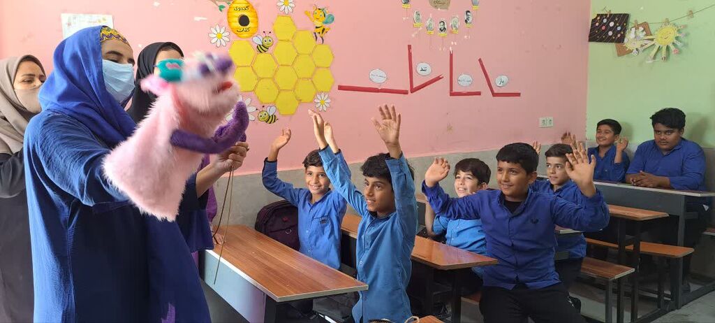 1294254 بازدید مدیرکل کانون هرمزگان از روستای خونسرخ و شهرک شهید رجایی