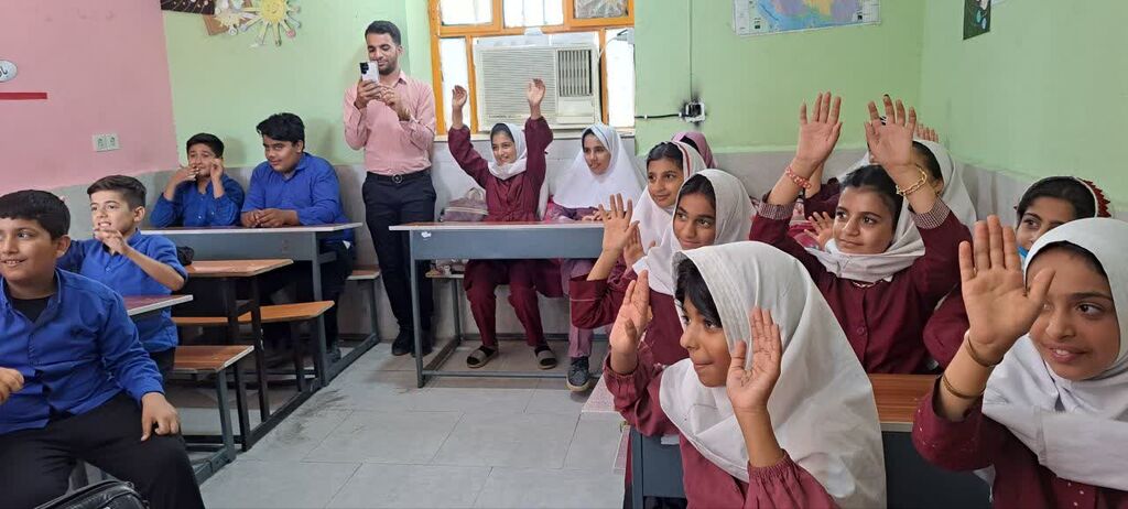 1294256 بازدید مدیرکل کانون هرمزگان از روستای خونسرخ و شهرک شهید رجایی