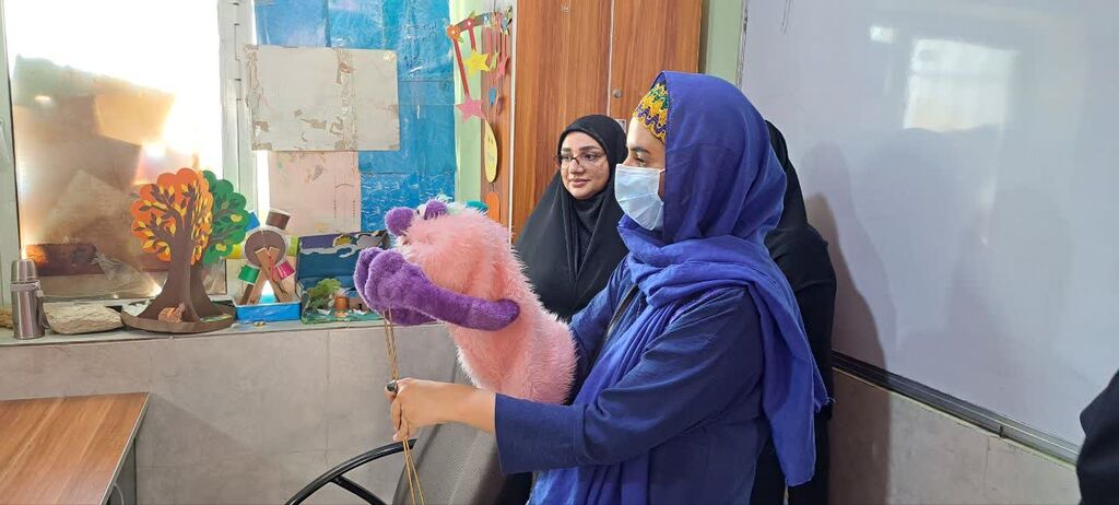 1294258 بازدید مدیرکل کانون هرمزگان از روستای خونسرخ و شهرک شهید رجایی