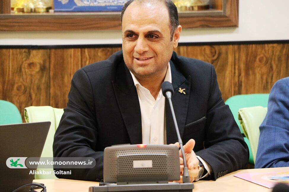 1294263 کتاب «قصههای امیرعلی و باباش» در نشست «گلبرگ» بررسی شد