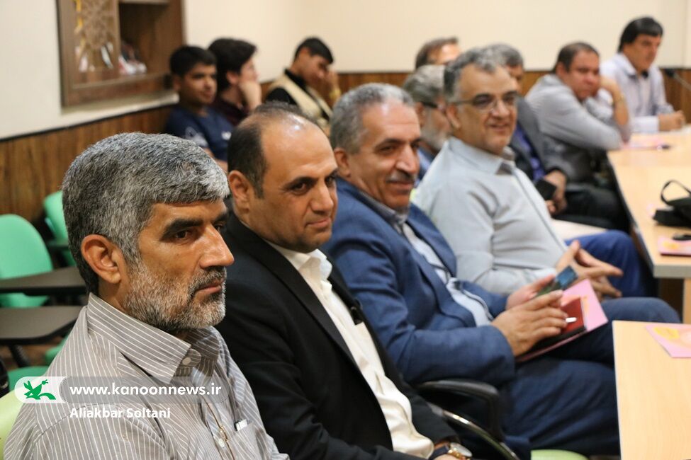 1294264 کتاب «قصههای امیرعلی و باباش» در نشست «گلبرگ» بررسی شد