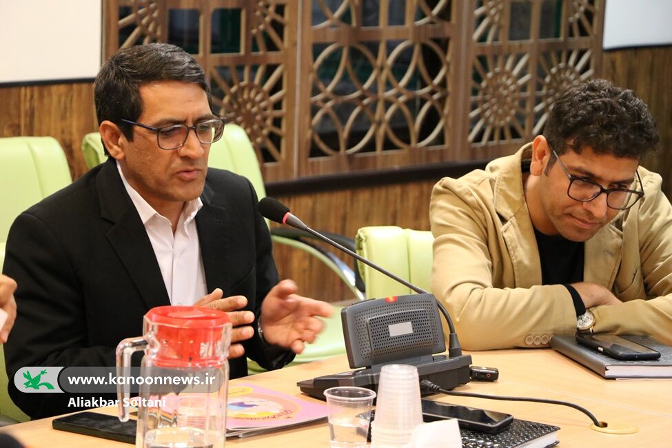 1294276 کتاب «قصههای امیرعلی و باباش» در نشست «گلبرگ» بررسی شد