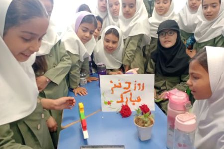 لبخند دختران به آسمان