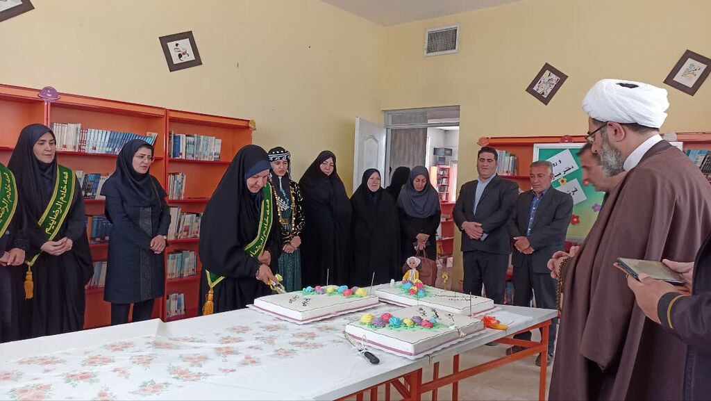 1294514 جشن گلهای بهشتی در مرکز شماره ۱ اسلامآباد غرب