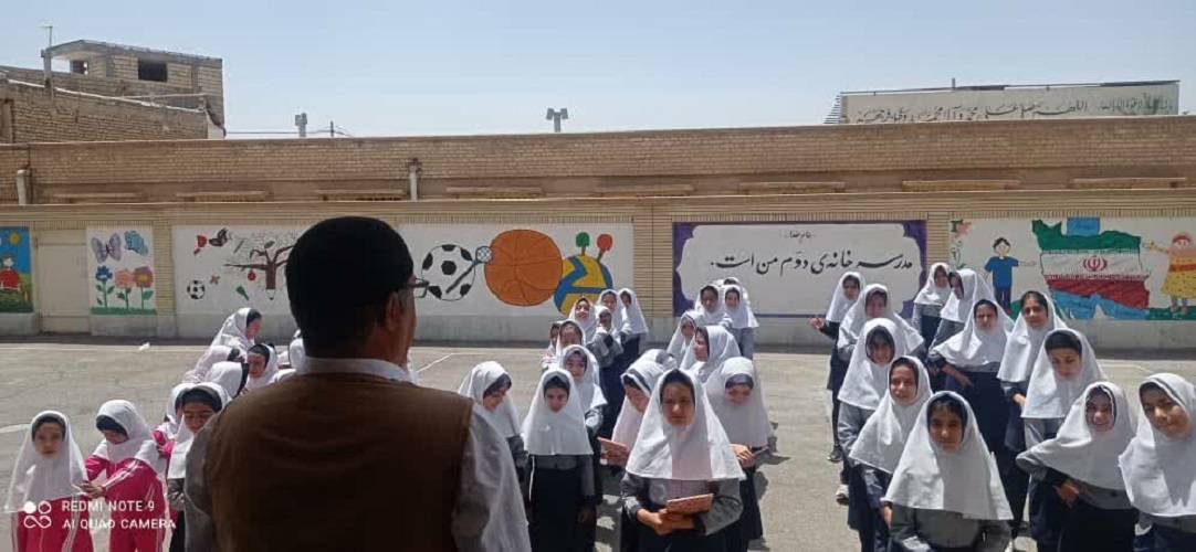 1294664 پیک امید کانون استان اصفهان به روستای زفره از توابع شهرستان کوهپایه رفت