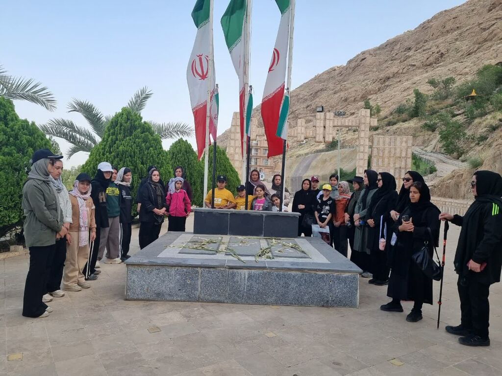 1294766 کوهپیمایی اعضای دختر ومادران مرکز سرپلذهاب به مناسبت دهه کرامت