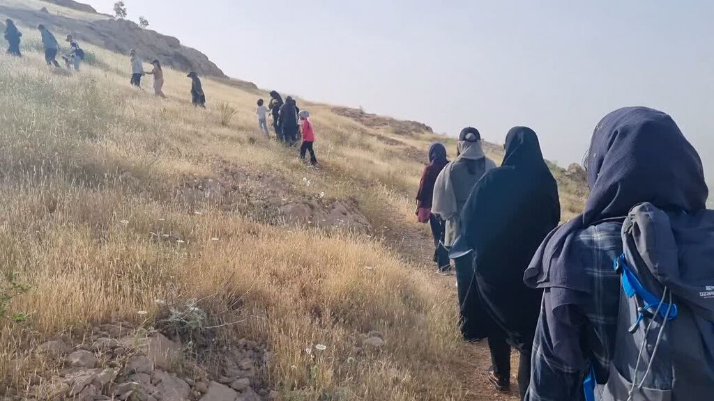 1294767 کوهپیمایی اعضای دختر ومادران مرکز سرپلذهاب به مناسبت دهه کرامت