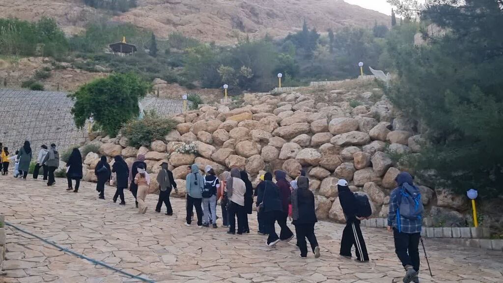 1294768 کوهپیمایی اعضای دختر ومادران مرکز سرپلذهاب به مناسبت دهه کرامت