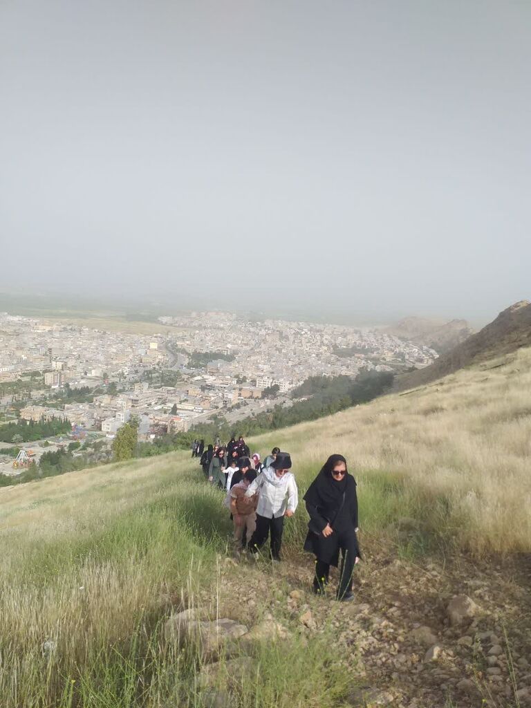 1294769 کوهپیمایی اعضای دختر ومادران مرکز سرپلذهاب به مناسبت دهه کرامت
