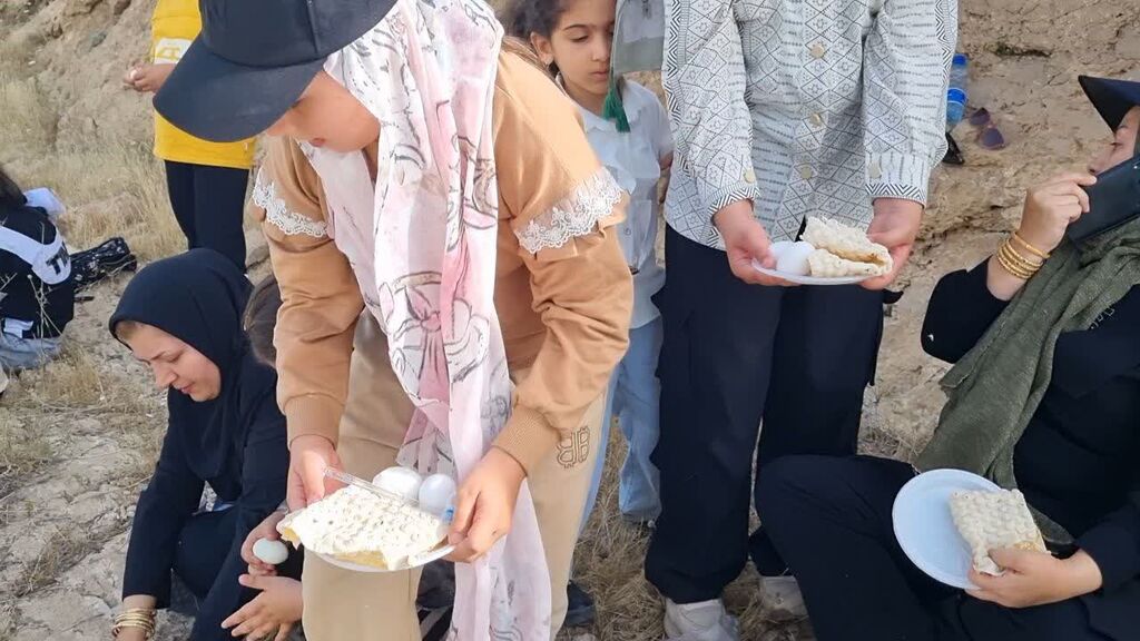 1294771 کوهپیمایی اعضای دختر ومادران مرکز سرپلذهاب به مناسبت دهه کرامت