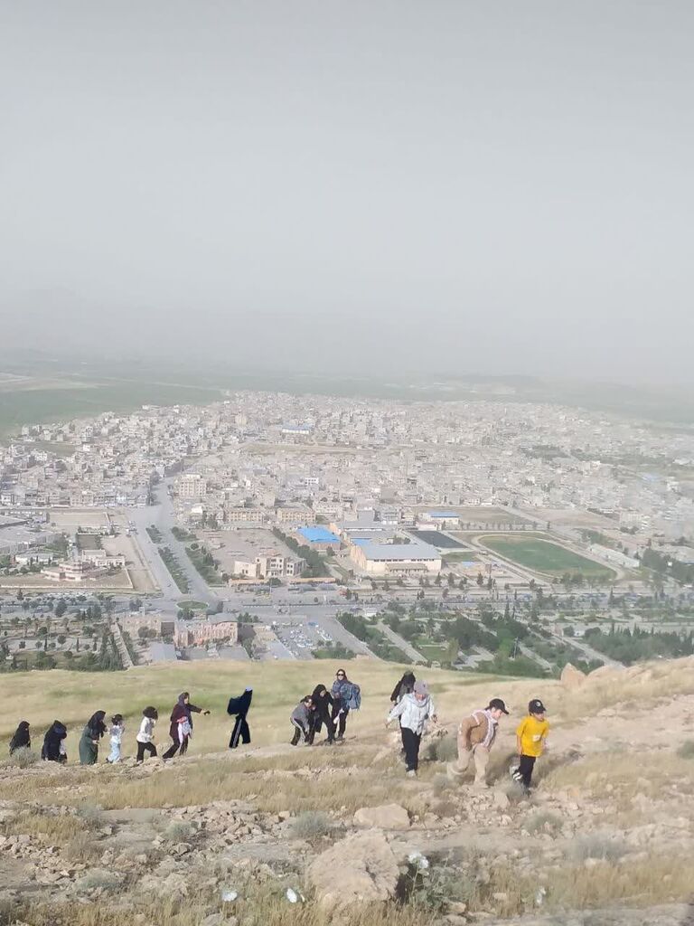 1294772 کوهپیمایی اعضای دختر ومادران مرکز سرپلذهاب به مناسبت دهه کرامت