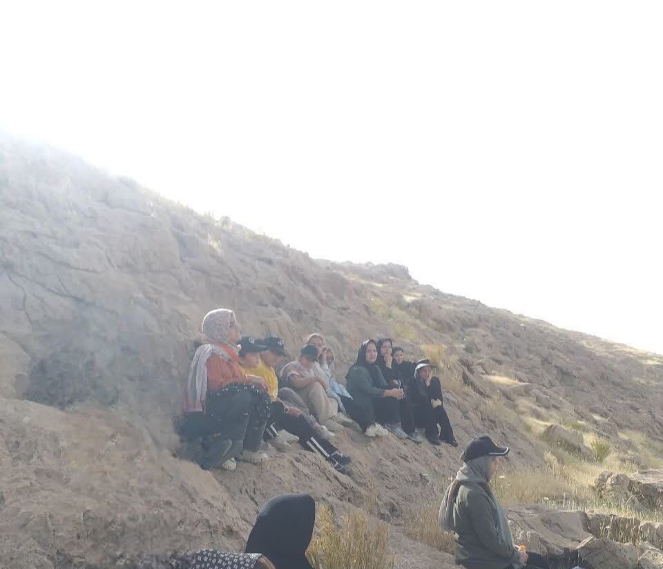 1294774 کوهپیمایی اعضای دختر ومادران مرکز سرپلذهاب به مناسبت دهه کرامت