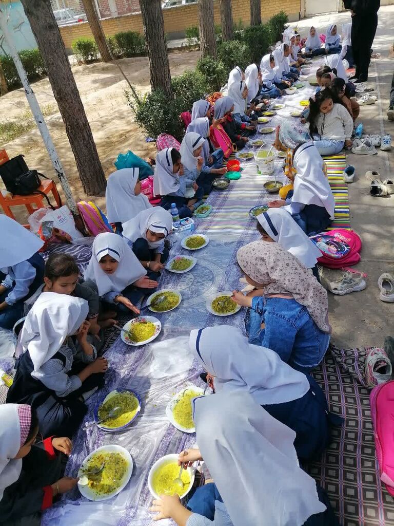 1294783 بازدید اعضای شورا و دهیاری از مرکز فرهنگی جیمآباد