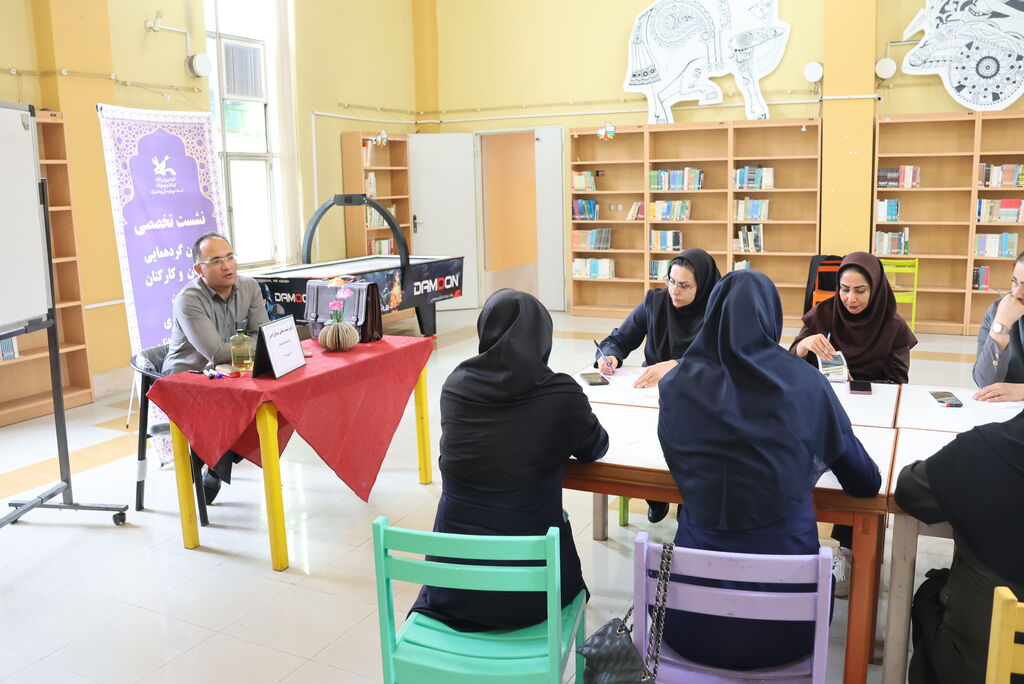 1295287 نشست تخصصی «تحلیل متون و نقد ادبی» در کانون چهارمحال و بختیاری برگزار شد