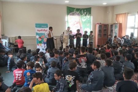 پیک امید کانون استان اصفهان مهمان دانش‌آموزان دبستان شهید سلیمانی در حاشیه شهر اصفهان شد