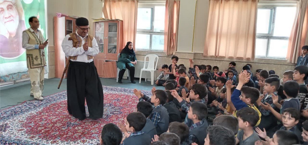 1295344 پیک امید کانون استان اصفهان امروز مهمان دانشآموزان دبستان شهید سلیمانی در حاشیه شهر اصفهان شد