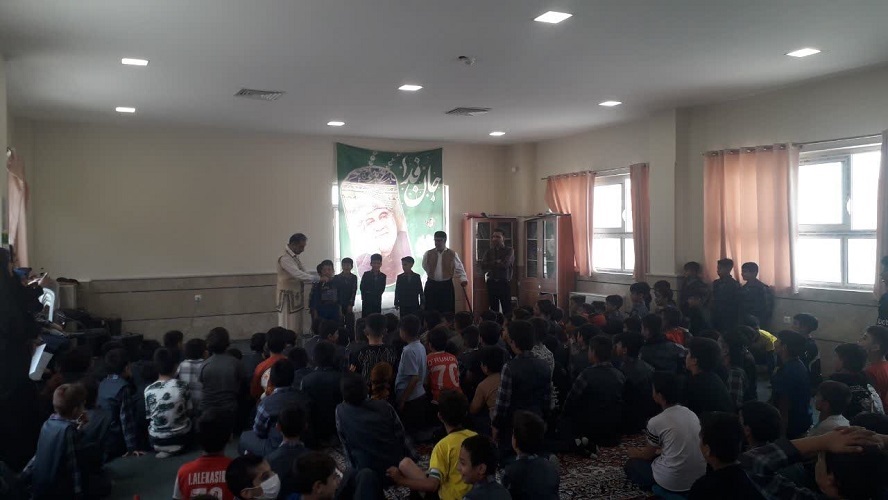 1295346 پیک امید کانون استان اصفهان امروز مهمان دانشآموزان دبستان شهید سلیمانی در حاشیه شهر اصفهان شد