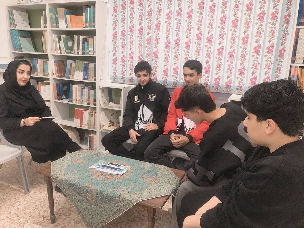 1295404 نوجوانان محمودآبادی در نشستی صمیمی به نقد کتاب «دروازه مردگان» پرداختند