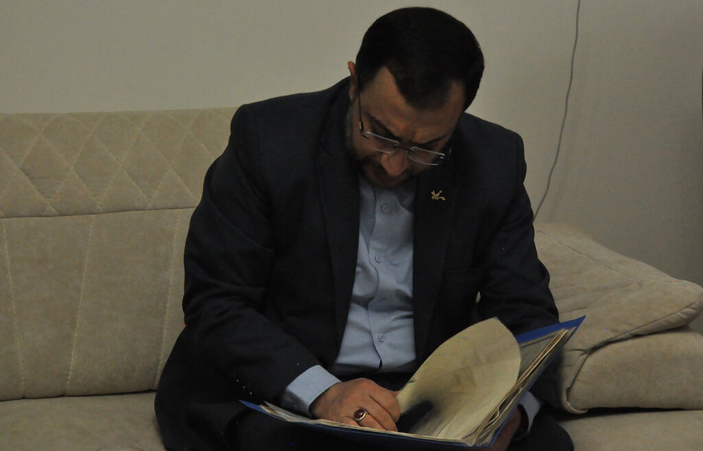 حضور مدیرعامل کانون در منزل شهید معلم «محمود همدانی»