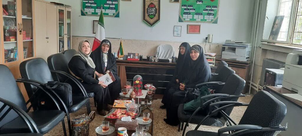 1295601 حضور همکاران البرز در طرح «پاتوق کتاب»