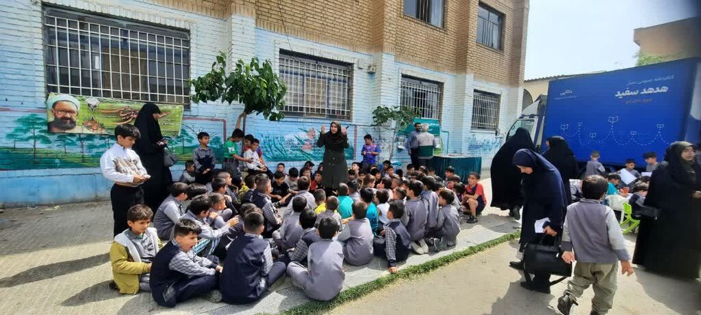 1295602 حضور همکاران البرز در طرح «پاتوق کتاب»