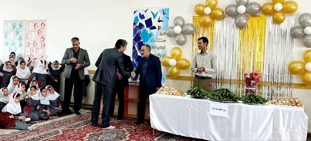 1295637 اجرای طرح «هزار درنای کاغذی، بر بام مدارس»، در منطقه قیدار زنجان