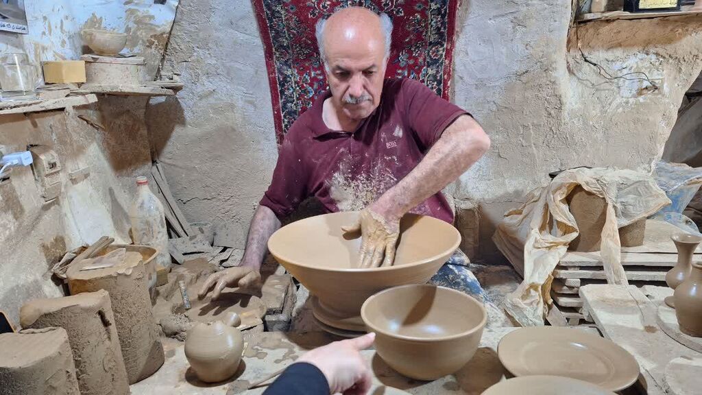 1295652 بازدید مربیان هنری کانون همدان از کارگاه سفالگری لالجین