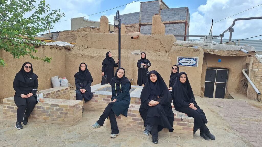 1295655 بازدید مربیان هنری کانون همدان از کارگاه سفالگری لالجین