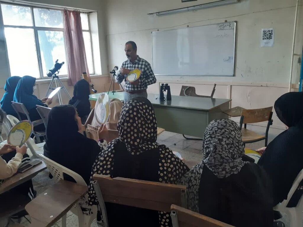 1295685 برگزاری برنامههای نجومی در مراکز کانون همدان