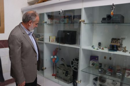 بازدید معاون تولید کانون از نمایشگاه دائمی تجهیزات قدیمی هنرهفتم
