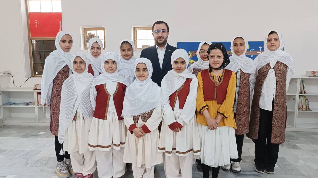 1296841-1 بازدید مدیرعامل کانون از یک مدرسه مجری طرح «نماد» در حاشیه زاهدان