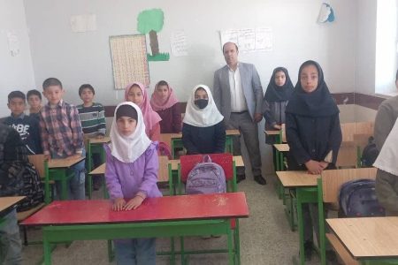 کتابخانه سیار ورزقان در جمع دانش آموزان روستایی