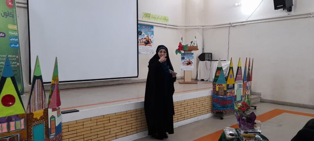 1297754 مدرس زبان پلی است بین مهارتهای زبانی و تواناییهای انسانی