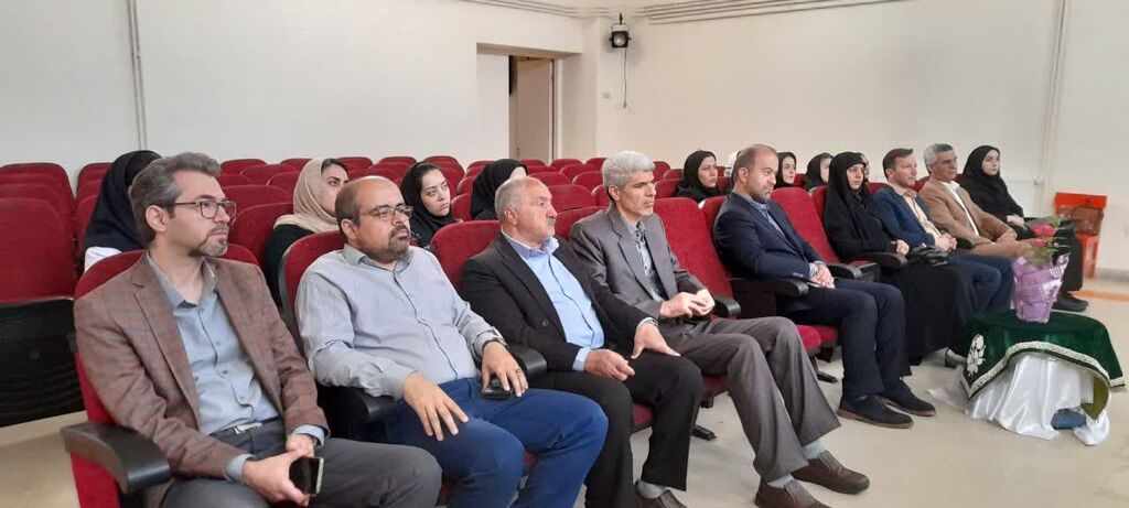 1297761 مدرس زبان پلی است بین مهارتهای زبانی و تواناییهای انسانی