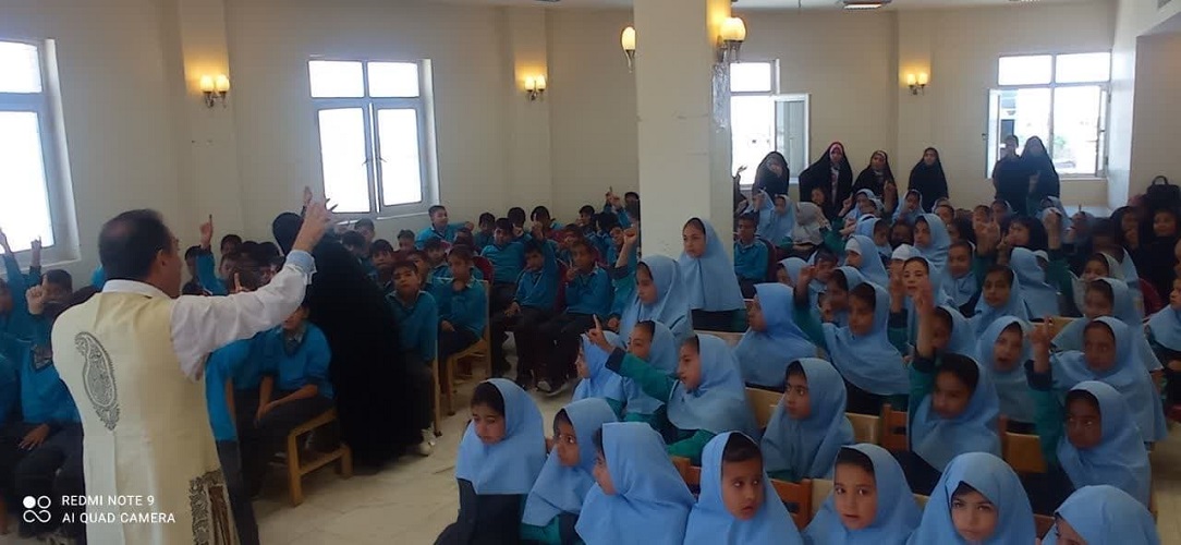 1297829 پیک امید کانون استان اصفهان مهمان دانشآموزان دبستان شهید میربیگی روستای دستجا از توابع شهرستان اصفهان شد