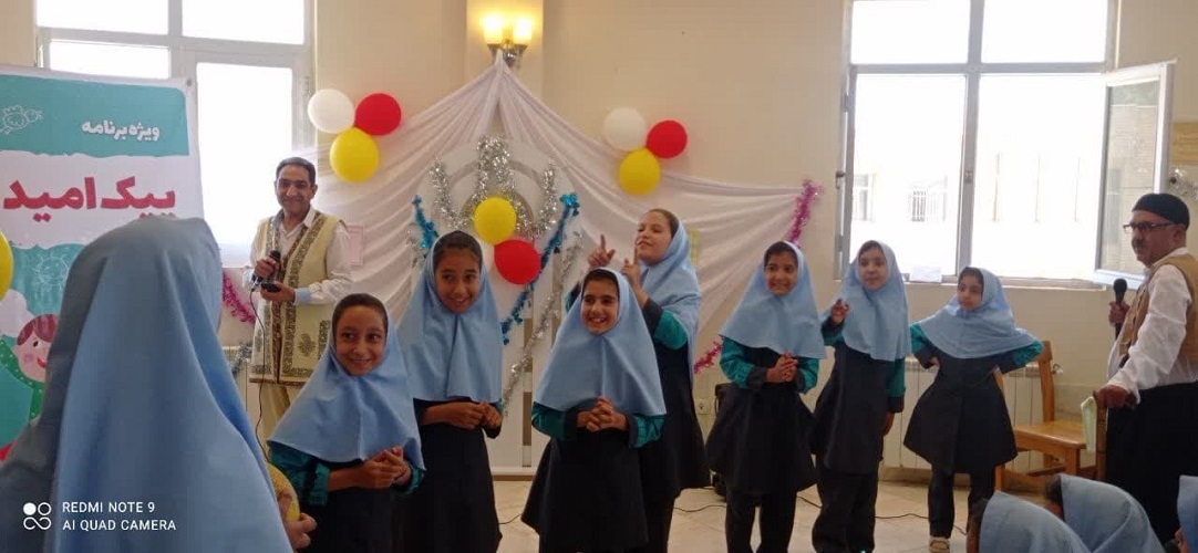 1297831 پیک امید کانون استان اصفهان مهمان دانشآموزان دبستان شهید میربیگی روستای دستجا از توابع شهرستان اصفهان شد